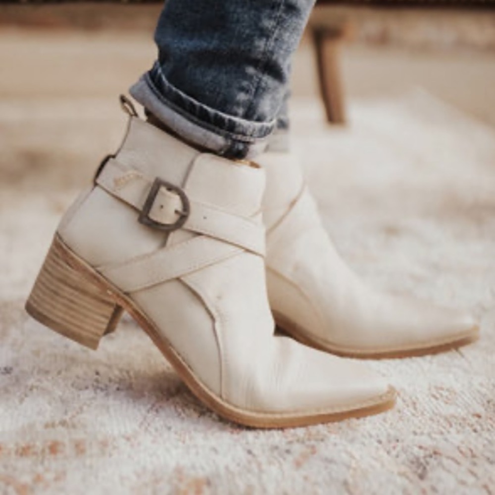 FREE PEOPLE BACK LOOP ANKLE BOOT BONE size 8.5 (38.5)